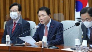 與 성일종 “당 대표 뽑는데 국민 뜻 묻는 정당 없다”