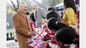 英 찰스3세 국왕에 달걀 던진 대학생, ‘공공질서 위반’ 기소