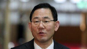 주호영, 이태원 참사 유가족 만나 “늦어 죄송…철저한 배·보상할 것”