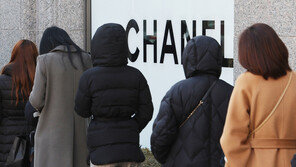 ‘상습 성추행’ 샤넬코리아 임원 1심 유죄…“피해자와 같은 부서 근무”