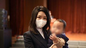한부모 가족 만난 김건희 여사 “인식 개선·사회적 지원 노력”