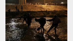 美 국경으로 향하는 불법 이민자들