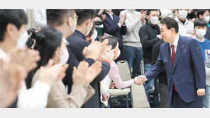 尹, 청년들 만나 “3대 개혁 중 노동개혁 가장 먼저 추진” 