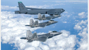 北, ‘ICBM 정상각도 발사’ 위협한 날… 美, F-22 스텔스기 4년 반만에 한반도 전개