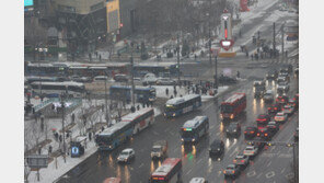 서울 출근길 쌓인 눈에 도로 곳곳 통제…동작대로 추돌사고도