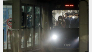 폭설로 김포골드라인 운행 차질…북새통에 20대 여자승객 의식 잃기도