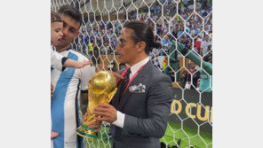 “메시 괴롭히고 트로피 만져”…잔치에 소금 뿌린 요리사(영상)