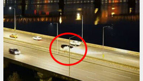 “이루 사고?” 공중으로 떠올라 한바퀴…강변북로 CCTV 보니 (영상)