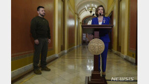 펠로시 하원의장 “민주주의 지키는 우크라인들에 찬사”