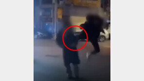 중학생들이 밤길 엄마뻘 여성에 날아차기…쓰러지자 ‘낄낄’ 