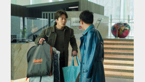 크리스마스에 눈 떠보니 톱스타서 무명배우로… 유머-감동 다 잡은 영화 ‘스위치’