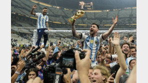 ‘축구의 신’ 메시 월드컵 우승 효과… “아르헨 화폐에 메시를”-소속팀 “1년 더”