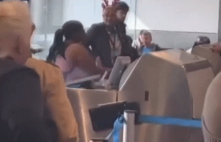 “애들 어딨어?” 화장실 간줄 모르고 공항서 난동부린 美여성 (영상)