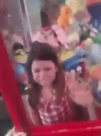 ‘거길 어떻게 들어갔지’…인형 뽑기 기계에 갇힌 4살 여아 ‘엉엉’[영상]