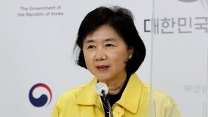 설 연휴 마스크 못 벗나…“이르면 1월 중 정점, 2주 관찰 후 결정”