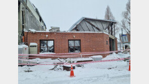 28㎝ 눈폭탄에 군산 대형카페 지붕 무너져…인명피해 없어