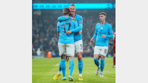 ‘득점기계’ 엘링 홀란 선제골… 맨시티, 리버풀 3-2로 꺾고 카라바오컵 8강행