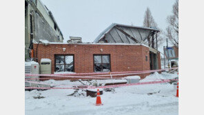 폭설 여파…군산 한 대형 카페 건물 지붕 무너져