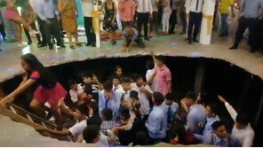 졸업파티 춤추던 중 바닥 ‘폭삭’…페루 학생 25명 추락 (영상)
