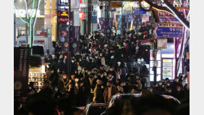 ‘성탄 전야’ 활기 되찾은 명동 ‘북적’…이태원은 ‘한산’