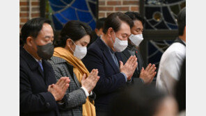 尹, 어린 시절 다닌 영암교회서 김 여사와 예배…“어려운 사람 도와야”