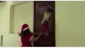 망치 들고 거리 활보한 산타 요정들…알고 보니 경찰? [영상]