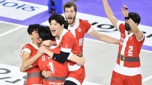 산타 유니폼 대한항공, 우리카드 꺾고 8연승 고공 비행