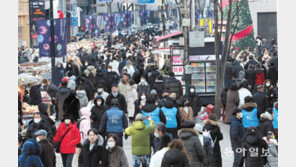 한파에도 40m 대기 줄… 성탄절 번화가 ‘3년만의 활기’