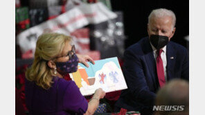 바이든부부, 전세계 미군에 성탄절 축하 전화 …아동병원 방문