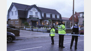 英 술집서 ‘악몽의 ’크리스마스이브‘… 총기난사로 1명 사망·3명 부상