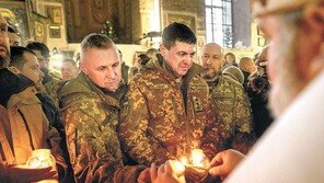 평화 기원 촛불 든 우크라 군인들