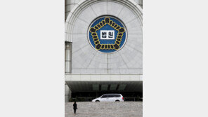 ‘자는데 왜 깨워’ 고시원 업주 흉기 위협 60대, 실형