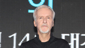 ‘아바타2’ 제임스 캐머런 감독, 日돌고래쇼 관람 해명 “속으론 끓어올랐다”