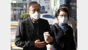 이명박, 병원서 사면장 수령…‘경호 제외’ 前대통령 예우는 회복 안 돼