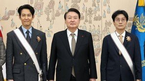 尹, 에미상 ‘오겜’ 황동혁·이정재 훈장…“세월 지나 장관할 수도”