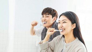 매년 수억 개씩 버려지는 플라스틱 칫솔… 친환경 제품 고려해야