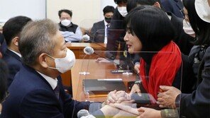 이상민 장관 손 붙잡고 눈물 흘리는 이태원 참사 유족