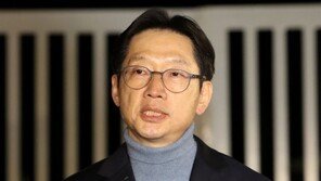 출소한 김경수 “받고 싶지 않은 선물 억지로 받았다”