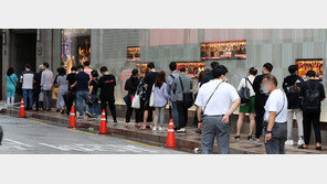 백화점부터 대기업까지 뛰어들었다…리셀시장 ‘과열’ 양상