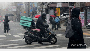 가게 문열기 전 배달 뛰는 자영업자…직장인은 퇴근 후 온라인 알바