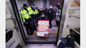 전장연, 1월2·3일 지하철 시위 재개…‘열차 지연시 500만원’ 수용 가닥