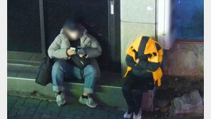 취객 도와주는척 지갑 속 현금 슬쩍…‘부축빼기’ CCTV에 덜미