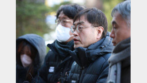 ‘한동훈 주거침입 혐의’ 더탐사 대표 구속심사 출석…“취재 활동”