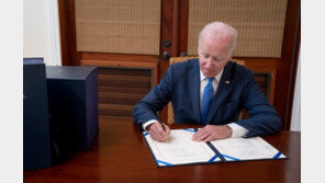 바이든, 2100조 원대 연방정부 예산안 서명…우크라 군사지원 등 포함