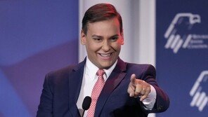 어머니 죽음도 가짜 …‘역대급 거짓 이력’ 美의원 당선인 논란 가열