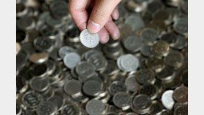 청소하며 주운 동전 기부한 환경공무관들