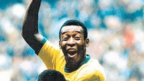 ‘영원한 황제’ 그의 발끝서 축구는 예술이 됐다 