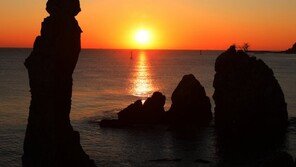 일출 명소 동해 촛대바위…애국가 배경화면의 그곳