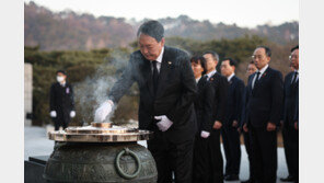 尹, 새해 첫 일정 현충원 참배…“다시 도약하는 대한민국”