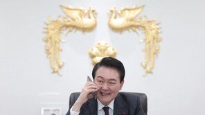 尹, 40년 봉사자에 “선생님이 건강해야 이웃과 나라가 건강”